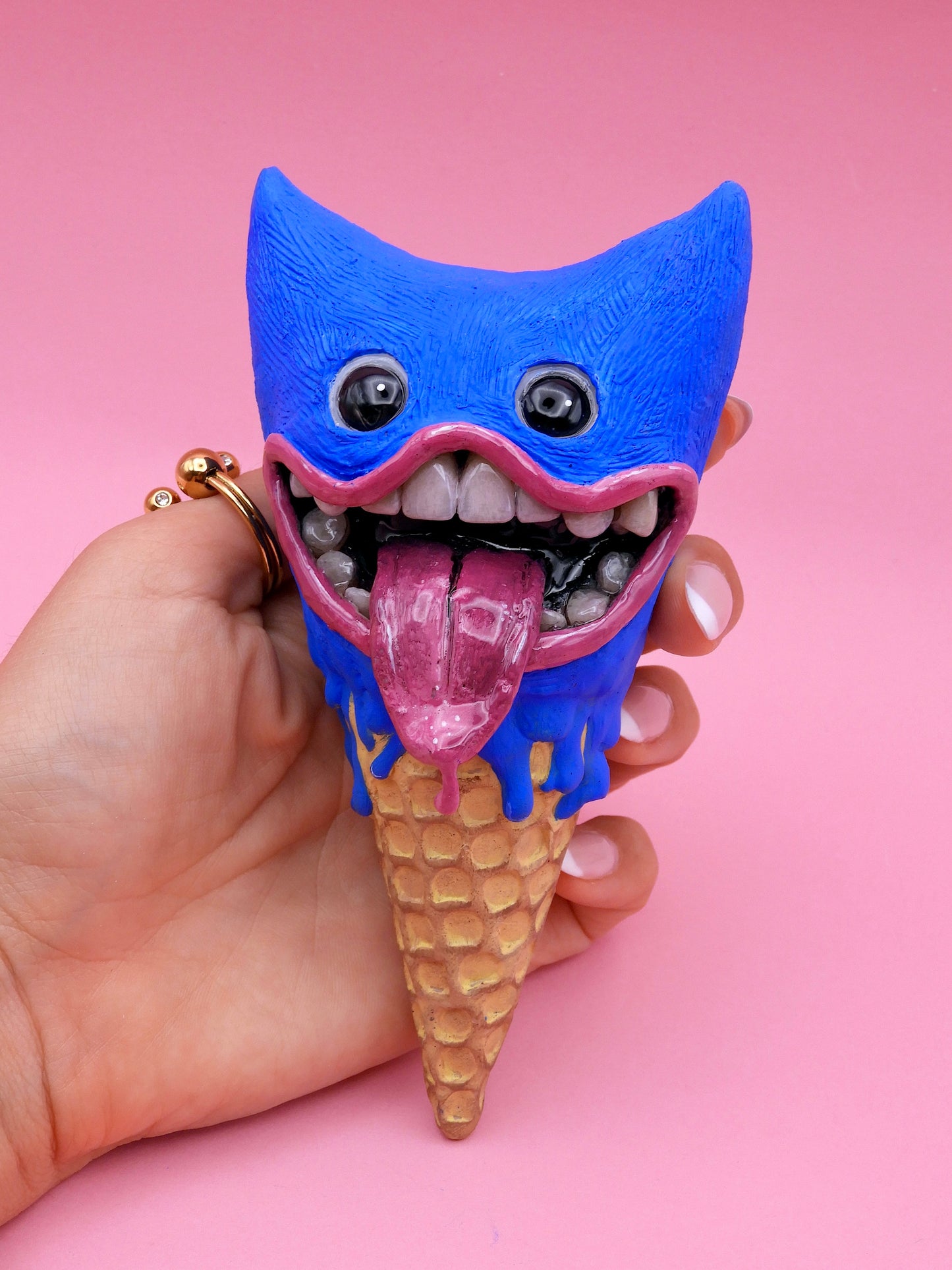 Huggy Wuggy Ice Cream Sculpture – Creepy Cute Polymer Clay Art – Poppy Playtime Inspired – Handmade Collectible Decor